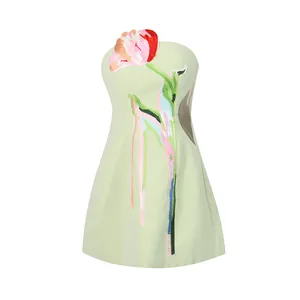Prachtige Franse vintage strapless lichtgroene mini-jurk met zwaar bloemenborduurwerk