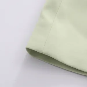Close-up van het nette stiksel en de mintgroene stoftextuur op een hoge taille zomerjurk