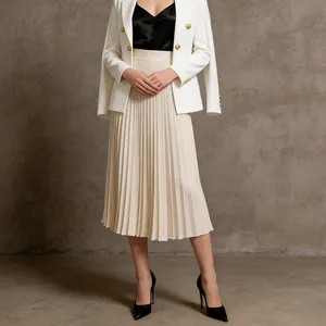 Vue détaillée de la jupe midi plissée élégante de style français en couleur crème