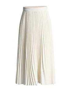 Détail rapproché des plis verticaux élégants sur cette jupe midi blanche à taille haute