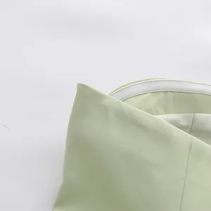 Gedetailleerde weergave van de antislip siliconenstrip op lichtgroene strapless jurkrand
