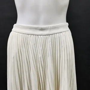 Gros plan sur une élégante jupe longue plissée blanche à taille haute pour femmes