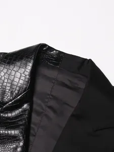 Detailopname van het zwarte krokodillenleder patchwork op de kraag van een giletvest