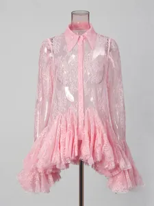 Elegantes rosa durchsichtiges Spitzenhemdkleid im französischen Stil mit Rüschensaum
