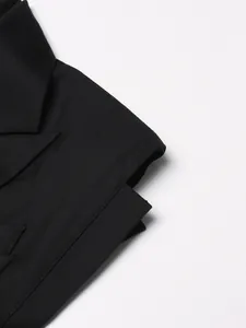 Detail van stijlvol zwart mouwloos pakvest met unieke lederen stiksels voor dames