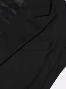 Gedetailleerde close-up van de revers van een zwarte mouwloze vest met satijnen voering