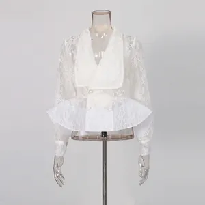 Elegantes weißes Spitzenoberteil mit französischem Revers, Schößchen und langen Ärmeln.