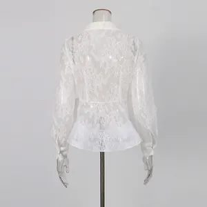 Rückansicht einer eleganten weißen transparenten Spitzenbluse mit Schößchensaum