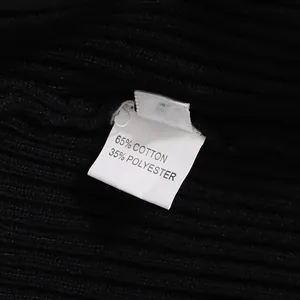 Vue détaillée de l'étiquette de composition indiquant 65% de coton et 35% de polyester