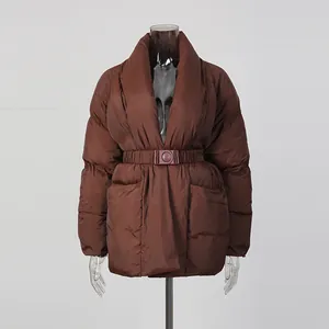 Detalle frontal de una elegante chaqueta acolchada marrón con cintura elástica con cinturón
