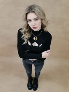 Haut en tricot à manches longues noir sexy avec un design torsadé ajouré sur modèle