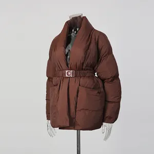 Vista detallada de una elegante chaqueta acolchada marrón chocolate con cinturón elástico.