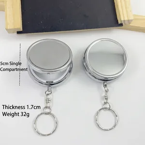 Draagbare ronde metalen pillendoos sleutelhanger met 5cm diameter en 1,7cm dikte.