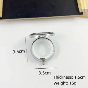 Detail van de ronde metalen pillendoos met een diameter van 3,5 cm en 1,5 cm dikte