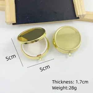 Gedetailleerd overzicht van een ronde gouden metalen pillendoos met 5cm diameter en 1,7cm dikte