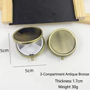 Detail van 3-vaks antiek bronzen metalen pillendoosje met afmetingen en gewichtsinfo.