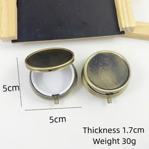 Detailweergave van een ronde vintage bronzen metalen pillendoos met een diameter van 5 cm.