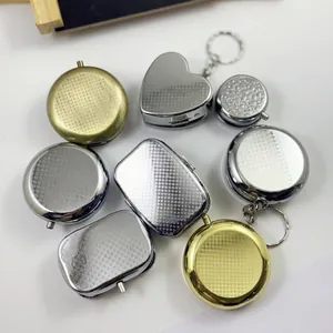 Gedetailleerd overzicht van metalen pillendoosjes in zilver, goud en brons
