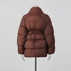 Vista posterior de la chaqueta acolchada marrón con cintura elástica y cuello alto