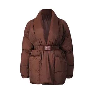 Chaqueta acolchada marrón con cintura elástica para una silueta oversize elegante.