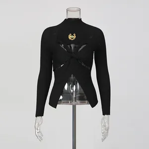 Vue de face haut en maille noire avec détail torsadé et broche œil en métal