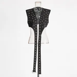 Schwarze Streetwear-Weste ärmellos mit Nieten und extra langen Schnallenriemen