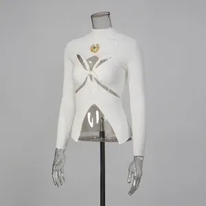 Vue détaillée d'un haut en tricot blanc côtelé avec nœud et détail métallique