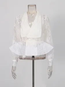 Elegante weiße Spitzenbluse mit Schößchen, französischem Kragen und transparentem Muster.