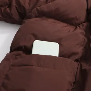 Detalle de primer plano de un bolsillo funcional grande en un plumífero marrón