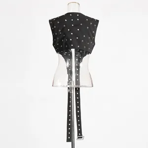 Rückansicht eines schwarzen ärmellosen Hip-Hop-Weste mit stilvollen Metallnieten-Details