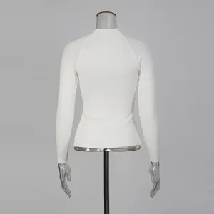 Vue détaillée du dos d'un haut en maille côtelée blanc à manches longues sur un mannequin