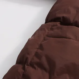 Detalle de cerca de una chaqueta acolchada marrón que muestra la textura y costura