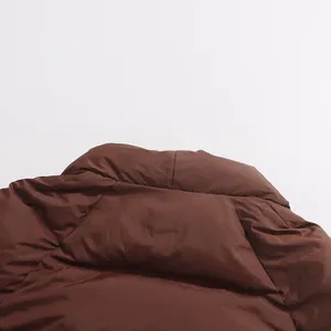 Primer plano del cuello de una chaqueta acolchada marrón mostrando la textura y el relleno