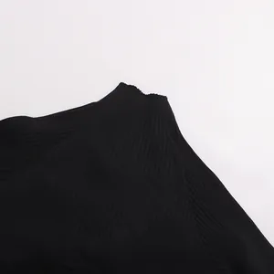 Vue détaillée du col montant et de la texture en maille côtelée de haute qualité de ce haut noir