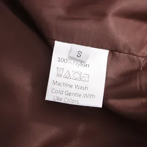Detalle de la etiqueta de cuidado con 100% nailon e instrucciones de lavado a máquina