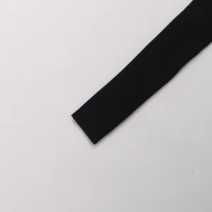 Gros plan détaillé de la texture en maille côtelée noire pour un haut d'été chic pour femme.