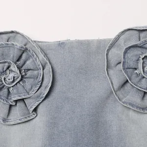 Primer plano de flores de mezclilla en 3D en una falda de mezclilla clara