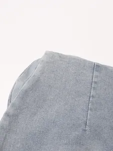 Detalle de la textura del tejido vaquero azul claro con costuras de gran calidad