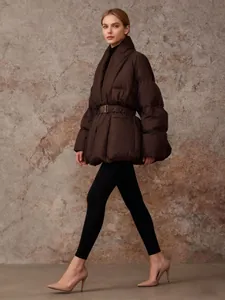 Elegante chaqueta acolchada marrón con cinturón y silueta oversize minimalista para mujer
