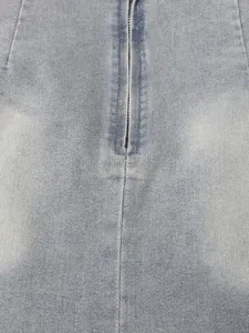 Detalle en primer plano de la textura de la falda vaquera azul claro y la cremallera