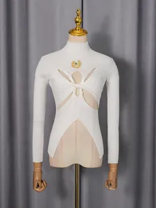 Haut en tricot blanc élégant avec découpe torsadée et décor d'oeil en métal chic
