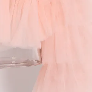 Detalle de capas de tela de tul rosa con volantes en una blusa de malla de verano