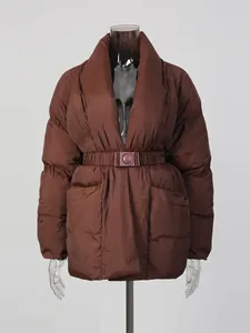 Elegante chaqueta acolchada marrón con cinturón y silueta oversize para mujer en invierno
