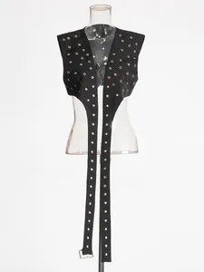 Gilet nero senza maniche stile punk con borchie in metallo su manichino trasparente
