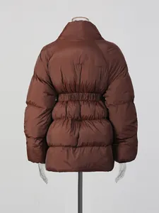 Chaqueta acolchada elegante marrón con cintura elástica para mujer y silueta minimalista