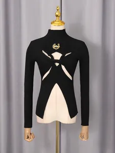 Haut en tricot noir à manches longues avec découpe torsadée et ornement en métal