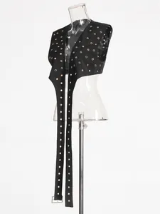 Gilet nero senza maniche stile street con rivetti argentati e lunghe cinghie pendenti