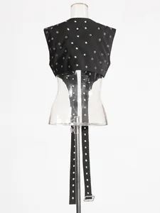 Gilet nero smanicato con borchie stile street per donna, crop top estivo alla moda.