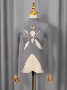 Haut en maille grise à manches longues, découpe twist sexy et broche œil en métal doré.