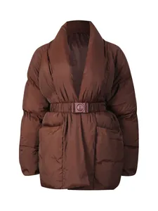 Elegante chaqueta acolchada marrón de gran tamaño con cuello chal y cinturón elástico